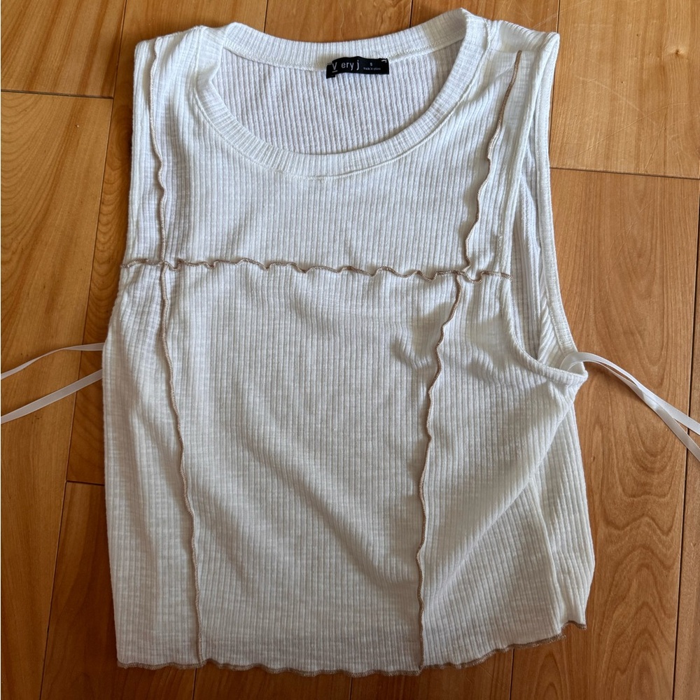 Cropped white tank with design
